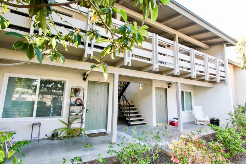 Nice front view with garden and upstairs of a villa in Hillhurst Condos of Laguna Niguel