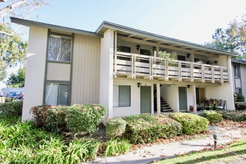 Villa with upstairs and steps with lawn in Hillhurst Condos in Laguna Niguel