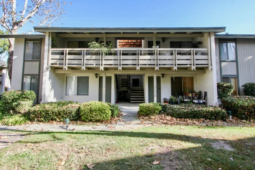 Lawn and fall leaves at HIllhurst Condos in Laguna Niguel, CA