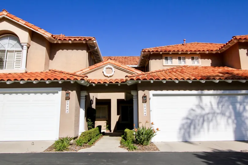 the jamaica is a participation of two buildings in laguna niguel city in california