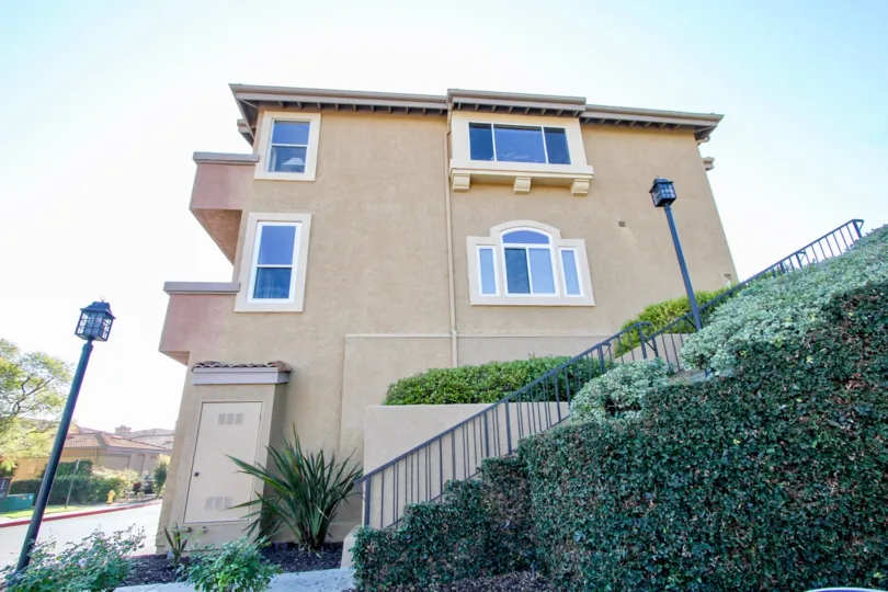 La Vista condos are located in the coastal community of Laguna Niguel. This is a popular community located near the El Niguel country club golf course with one and two bedroom condos that range in size from 740 to 1, 200 square feet. Built in 1989, the co