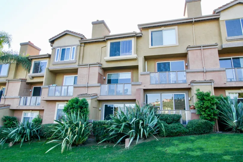 Built in 1989, the condos are centrally located just 10 minutes to beaches near the Ritz Carlton and St Regis Hotel.