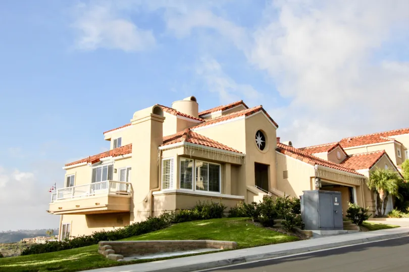 Hill top home with huge balcony and tiled roof in Laguna Sur.