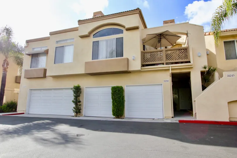 Nice villa with umbrella in balcony with spacious parking in Mirador of Laguna Niguel