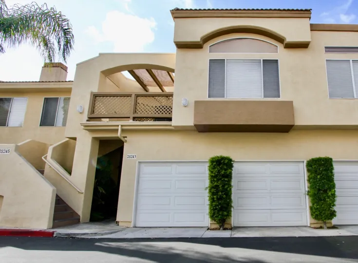 Mirador homes are located in the coastal community of Laguna Niguel. Mirador townhouses were built between 1989 to 1990 and feature two to three bedroom condos that range in size from 850 to 1, 400 square feet of living space. This is a great complex that