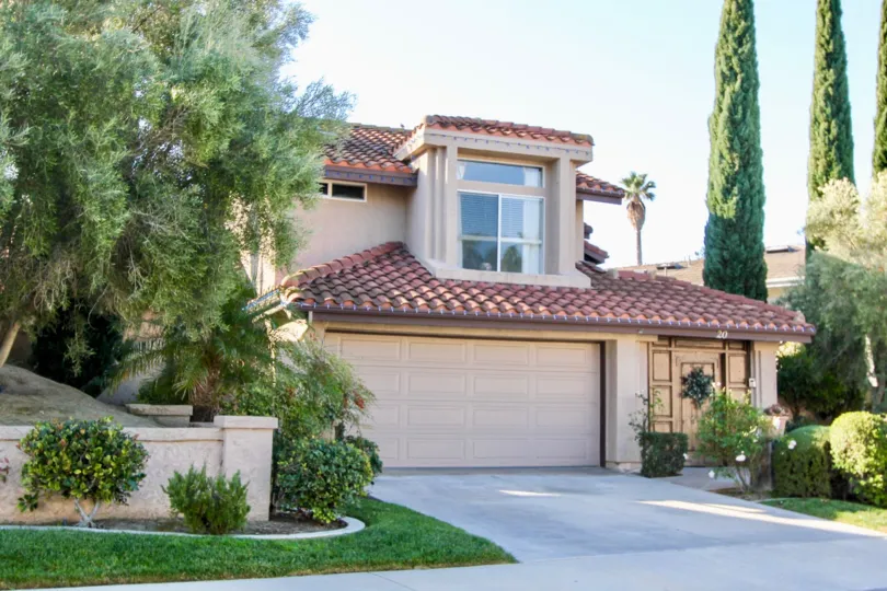 THE VILLAS IN THE NIGUEL VISTA WITH THE SHUTTER, LAWN, PLANTS, TREES