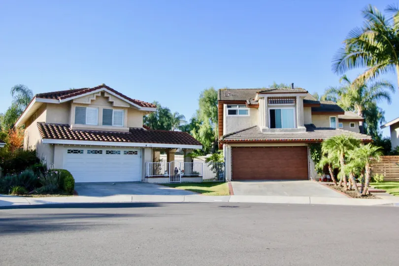 Bright view of Villas with spacious place and trees in Niguel Vista of Laguna Niguel