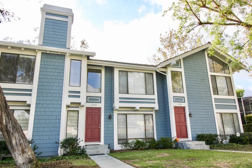 Two-storey townhouses with wooden cladding and two-color paints in the Sparrow Hill community.