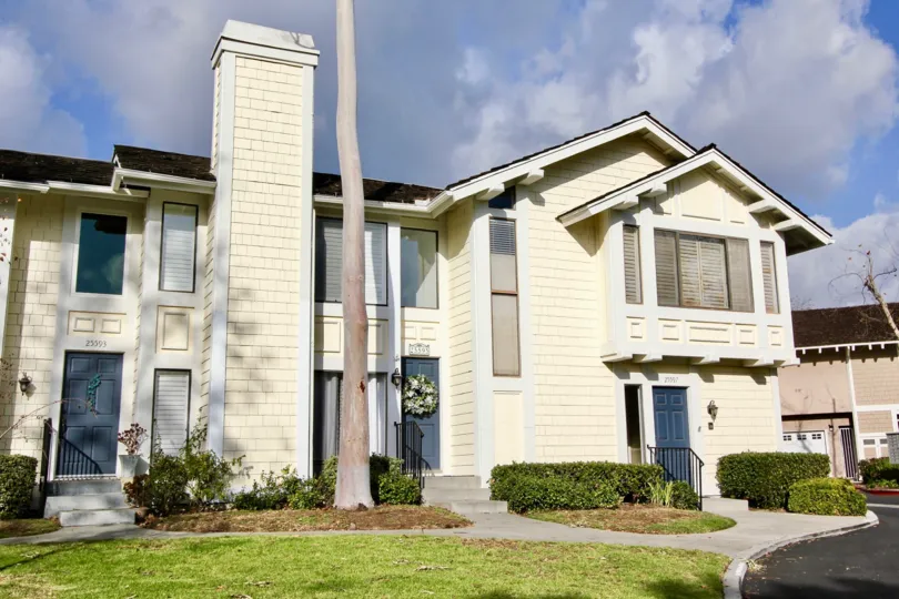 the sparrow hill is a narrow house of the laguna niguel city in california