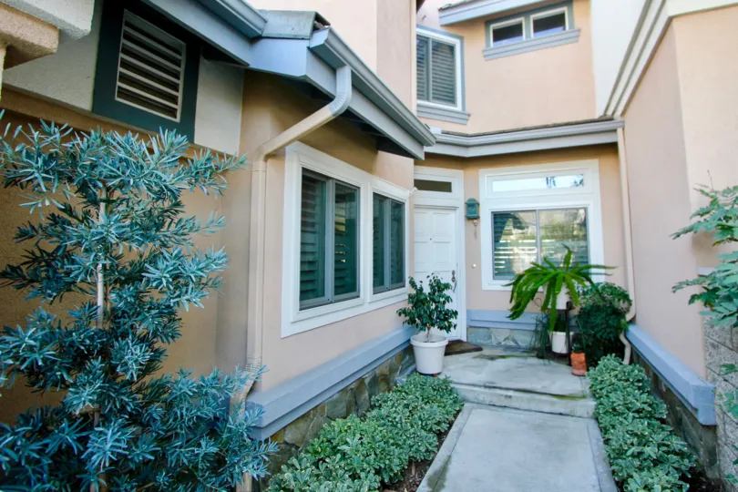 Our Laguna Niguel Real Estate agents can guide you through the homes located in the Stoney Pointe community of Laguna Niguel whether you are looking for Laguna Niguel condo or Laguna Niguel homes for sale.