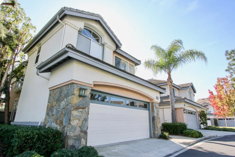 beautiful two story home with spacious garage in Stoney Pointe California
