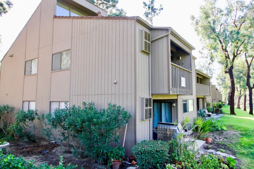 Laguna Niguel is located in the San Joaquin Hills in the southeastern corner of Orange County, close to the Pacific Ocean,