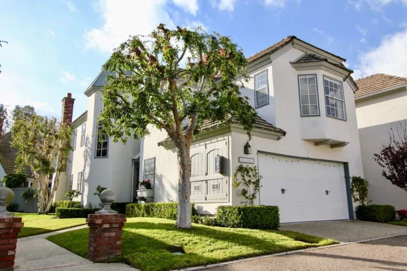 A beautiful home with a well manicured lawn in the community of Villa De Cerise in Laguna Niguel, California