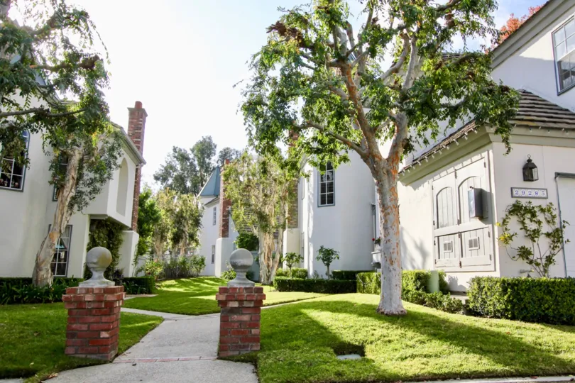 the Villa De Cerise house is the street side house of the laguna niguel city in california