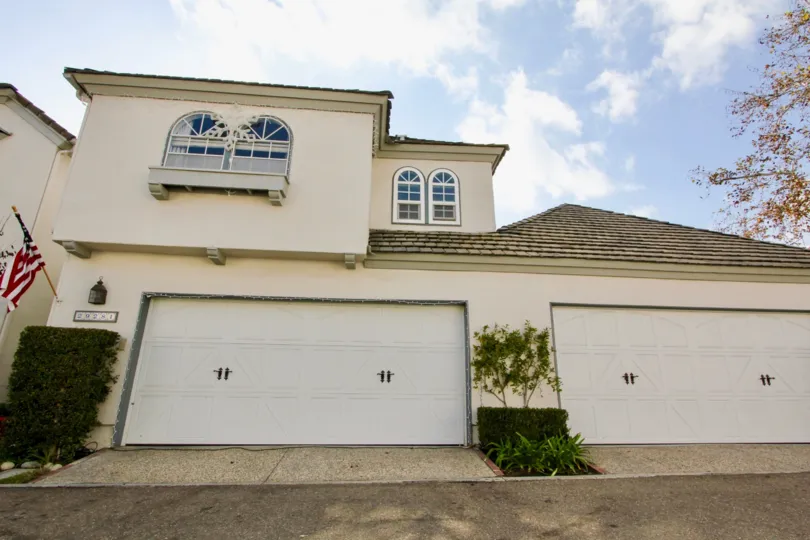 Beautiful end-unit townhouse located in the desirable Villa de Cerise gated community of only 48 homes. This light and bright home reflects European influences throughout and sophistication throughout. Spacious living room with fireplace and wet bar, a fo