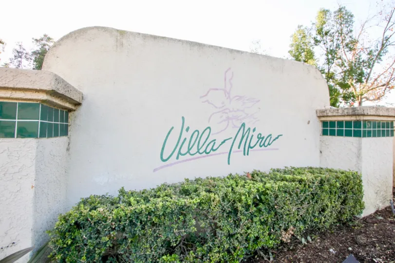 beautiful sunny day green hedges and Villa Mira sign in Villa Mira