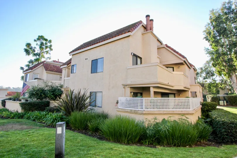 THE SIDE VIEW OF THE HOUSE IN THE VILLA MIRA WITH THE GRASSES, PLANTS