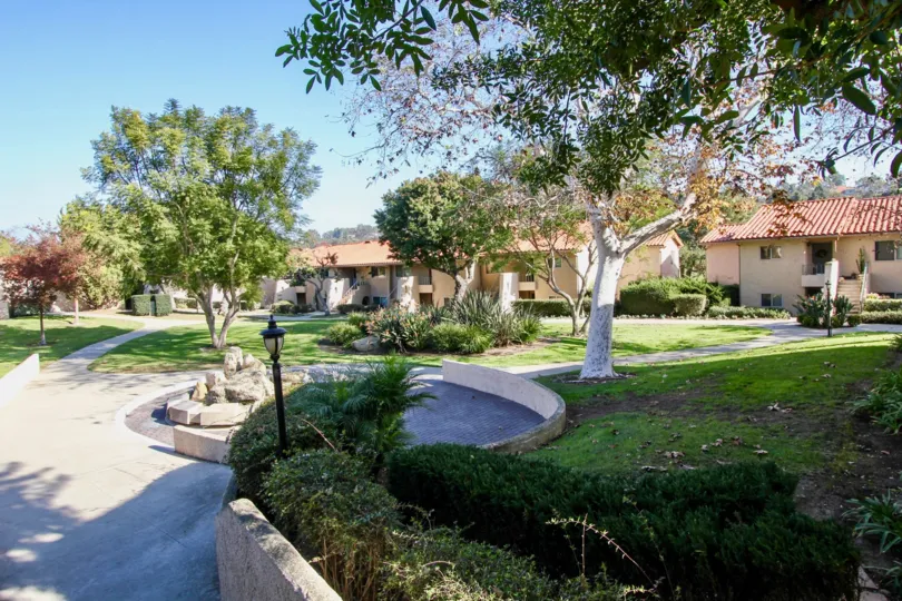 the west nine is a small home unites of laguna niguel city in california
