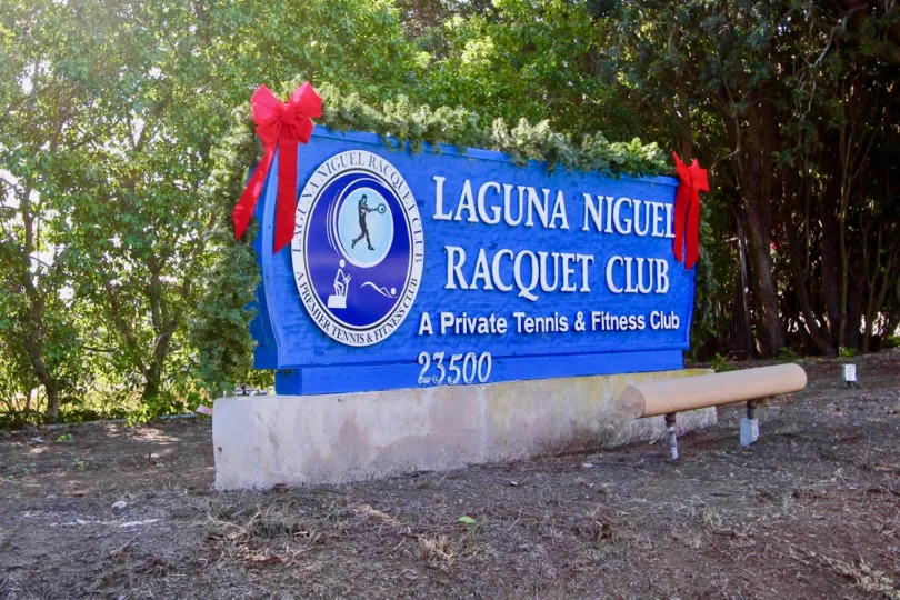A club name stone is located at out side with blue color in West Nine.