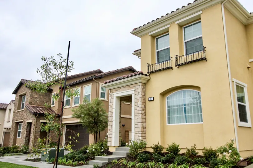 the Brookland house is the yellow palace of the lake forest city in california