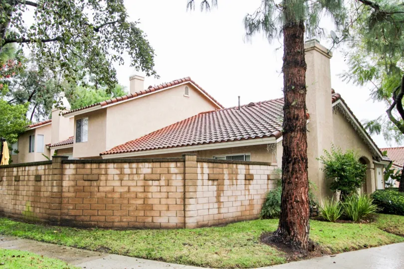 the canyon rim is a unpainted wall house of the lake forest city in california