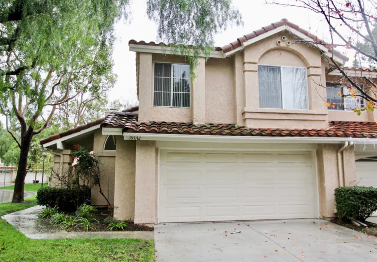 the canyon rim is a fruit house of the lake forest city in california