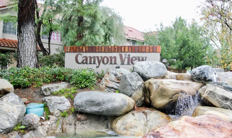the Canyon View  house is the forest house of the lake forest city in california