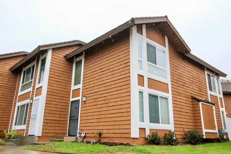 Cedar Glen's classy brick colored apartments with it's well mowed lawn in lake forest, california