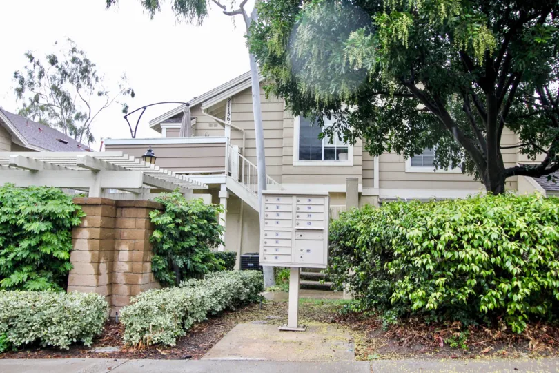 nice townhomes in the greenridge communtiy with lush greenery in Lake Forest California