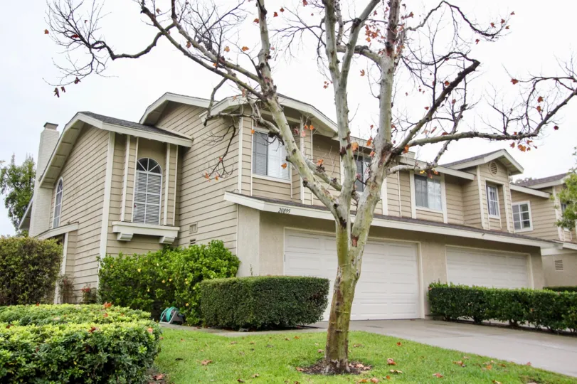 A SIGHT OF BEAUTIFUL HOUSE WITH THE FRONT GARDEN & A MAPLE TREE IN HEATHERVIEW