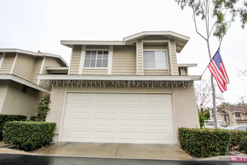 Nice Villa with parking and trees with USA Flag in Heatherview of Lake Forest