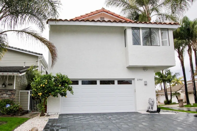 Nice villa with ample parking place with trees around in Lake Forest Keys of Lake Forest