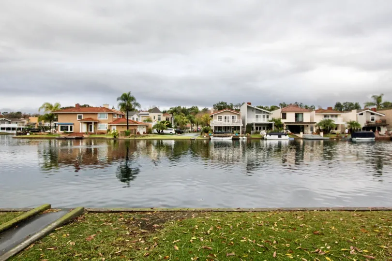There are some more buildings in the Lake Forest Keys.