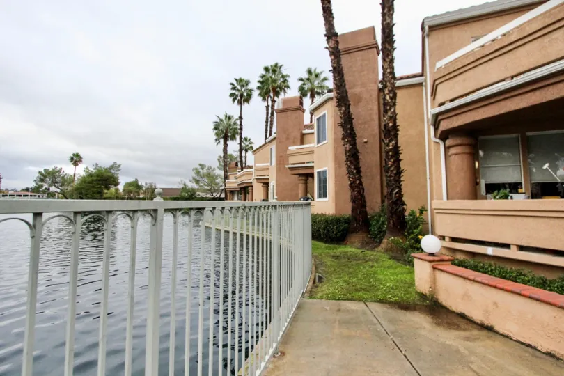 the lake forest shores is a river side street of the lake forest in california