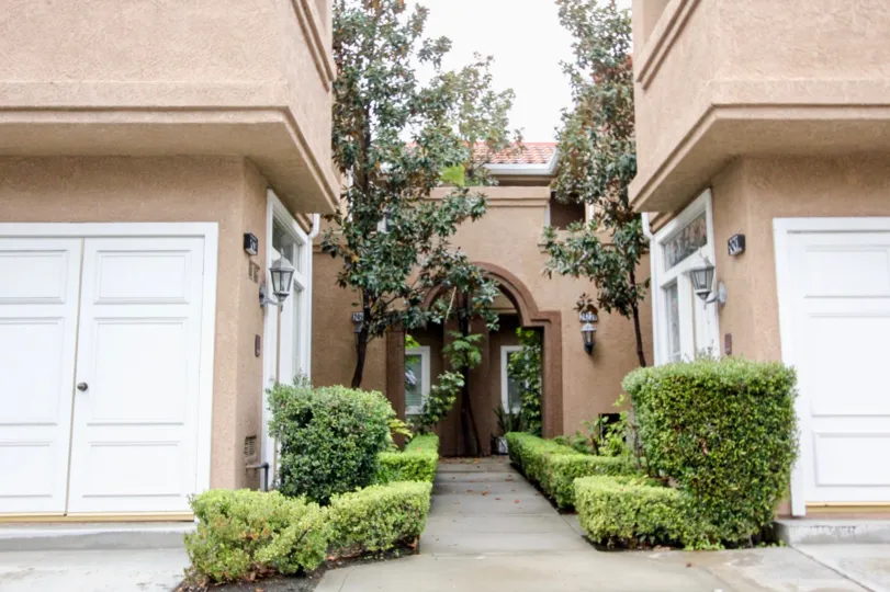 Place between villas with small plants in Lake Forest Shores of Lake Forest