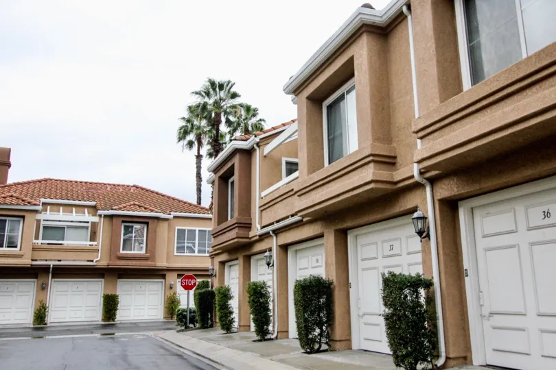 Villas with nice parking place and trees in Lake Forest Shores of Lake Forest