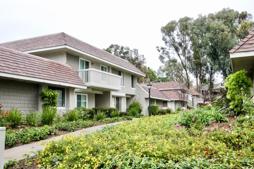 Nice garden with trees in front of villas in Lakeside Park of Lake Forest