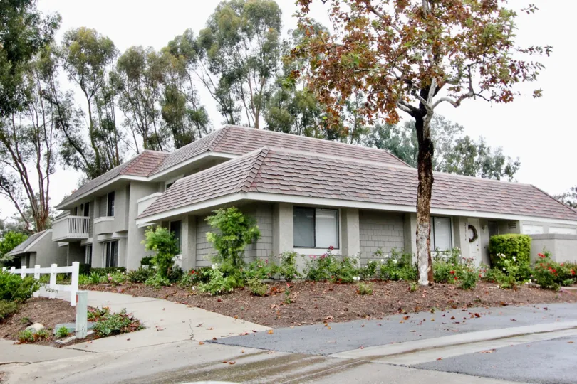 Excellent view of Villa with trees and road point in Lakeside Park of Lake Forest
