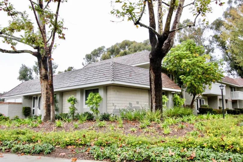 Awesome garden place with trees near villa in Lakeside Park of Lake Forest