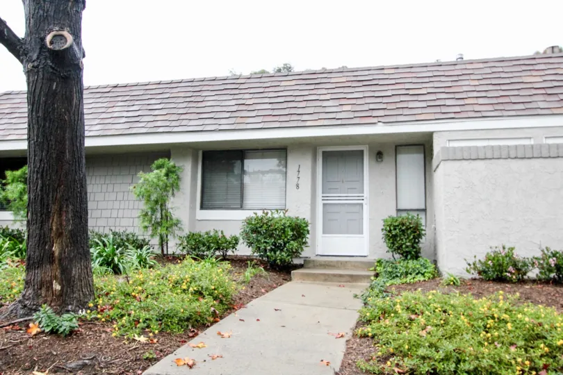 small single family home in Lakeside park community in Lake forest california