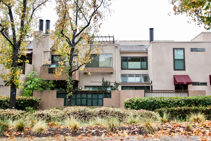 Villa with beautiful plants and glass windows in Le Parc of Lake Forest