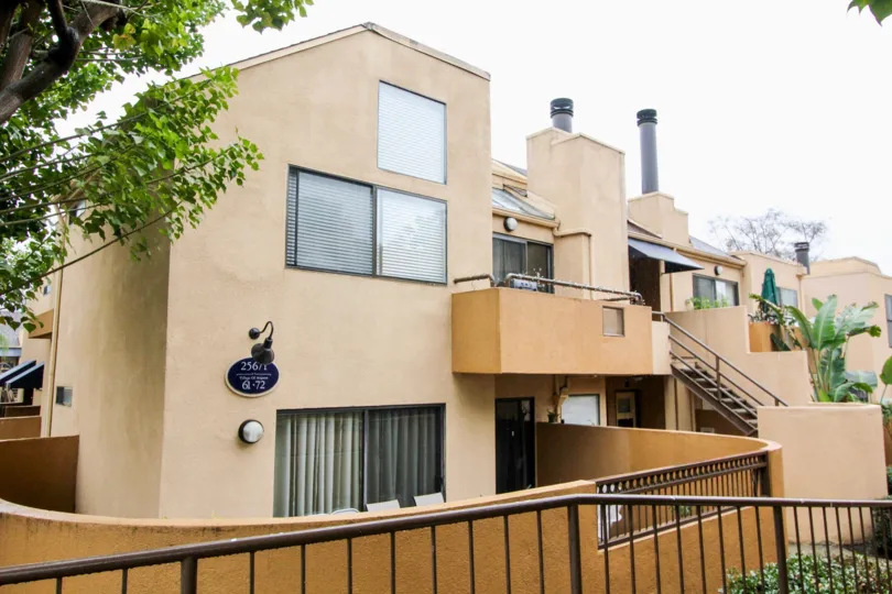 a pleasant day in the lake forest town homes with a building that hasbeen numbered as 256/1