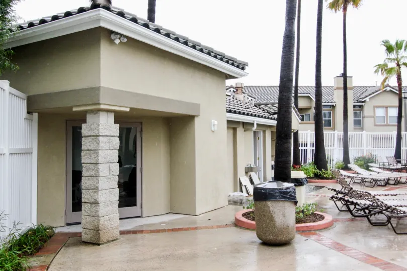 the montecido is a wooden house of the lake forest city in california