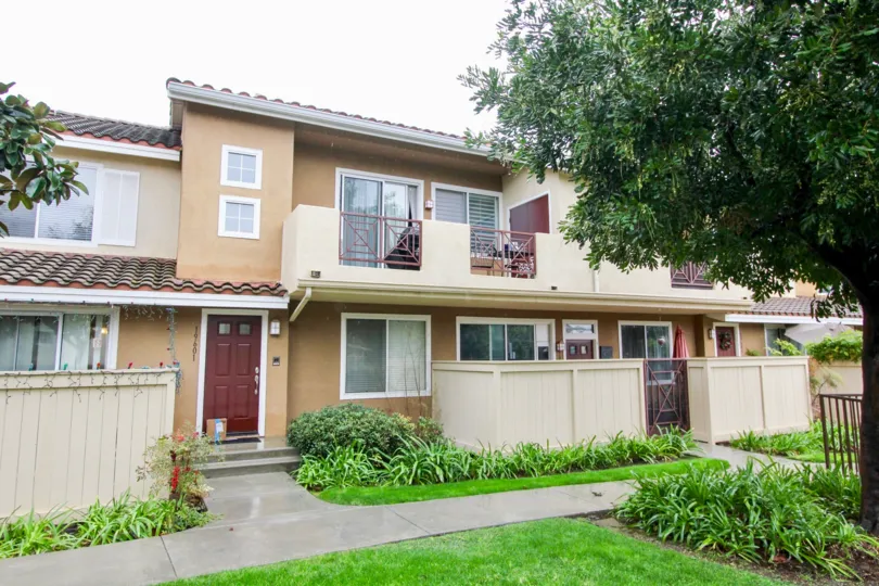 Nice lawn in front of villa with upstairs and trees in Palermo of Lake Forest