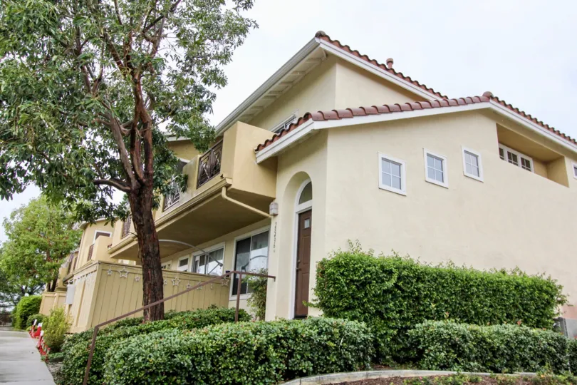 beautiful tuscan style townhomes with lush grennery and patios or balconies in Lake Forest california