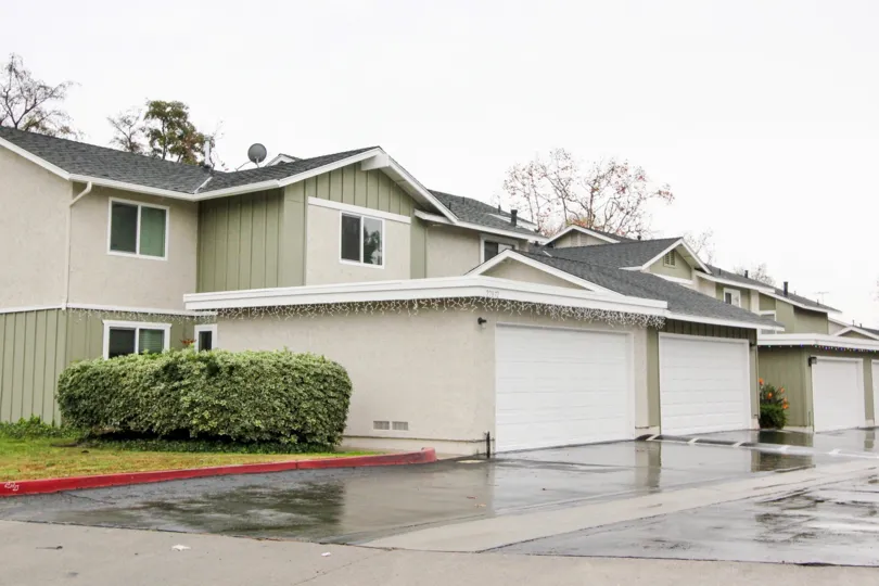 the Richwood house is the wooden house of the lake forest city in california