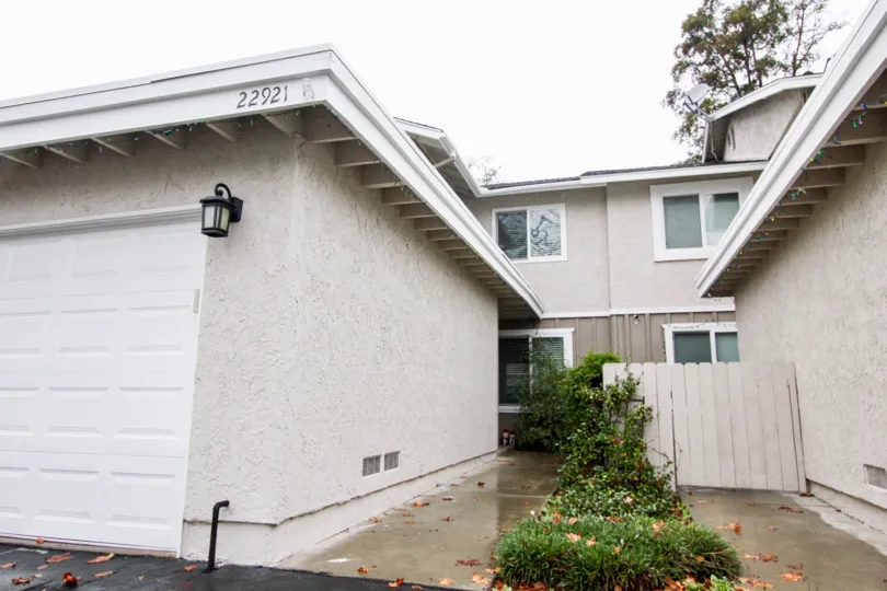 the richwood is a component wall of the two houses in lake forest city in ca
