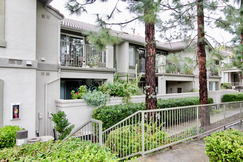 Fabulous entrance view with garden and trees in Salerno of Lake Forest
