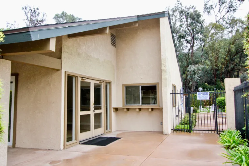 A SIGHT OF FRONT SPACE OF A VILLA WITH HUGE GREEN GARDEN IN SERRANO CREEK VILLAS
