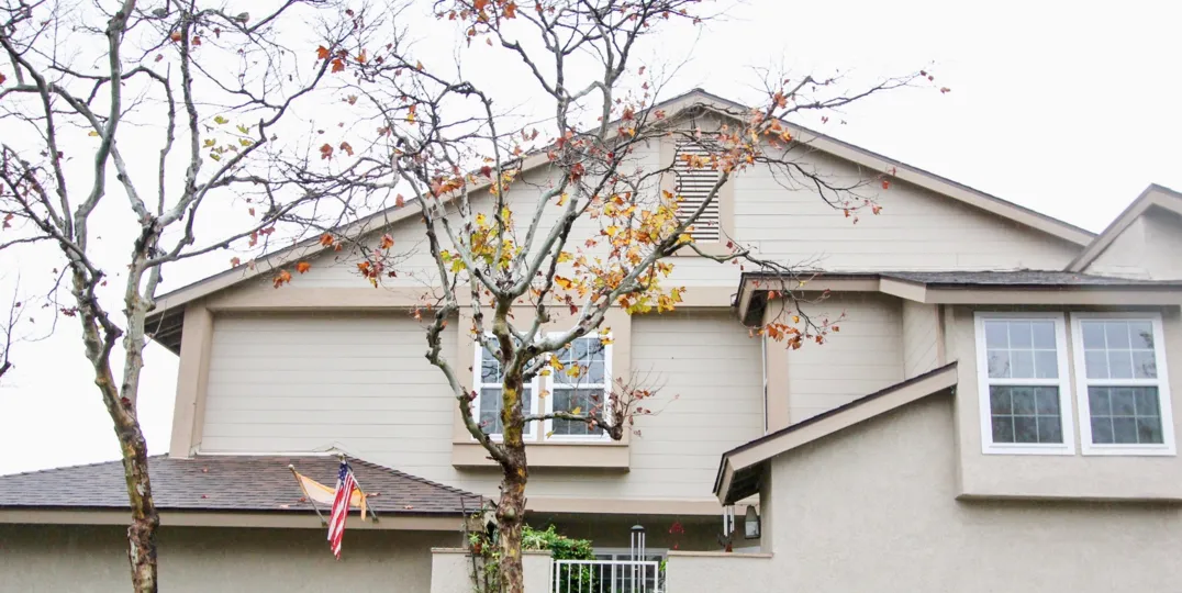 the smoketree is a peaceful house of the lake forest city in california